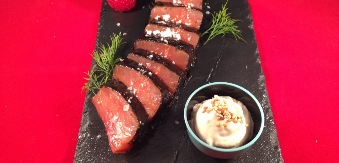 Salmón nori con salsa de eneldo fresco